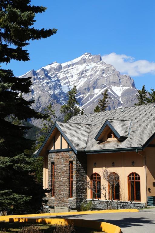 Ywca Banff Hotel Exterior photo
